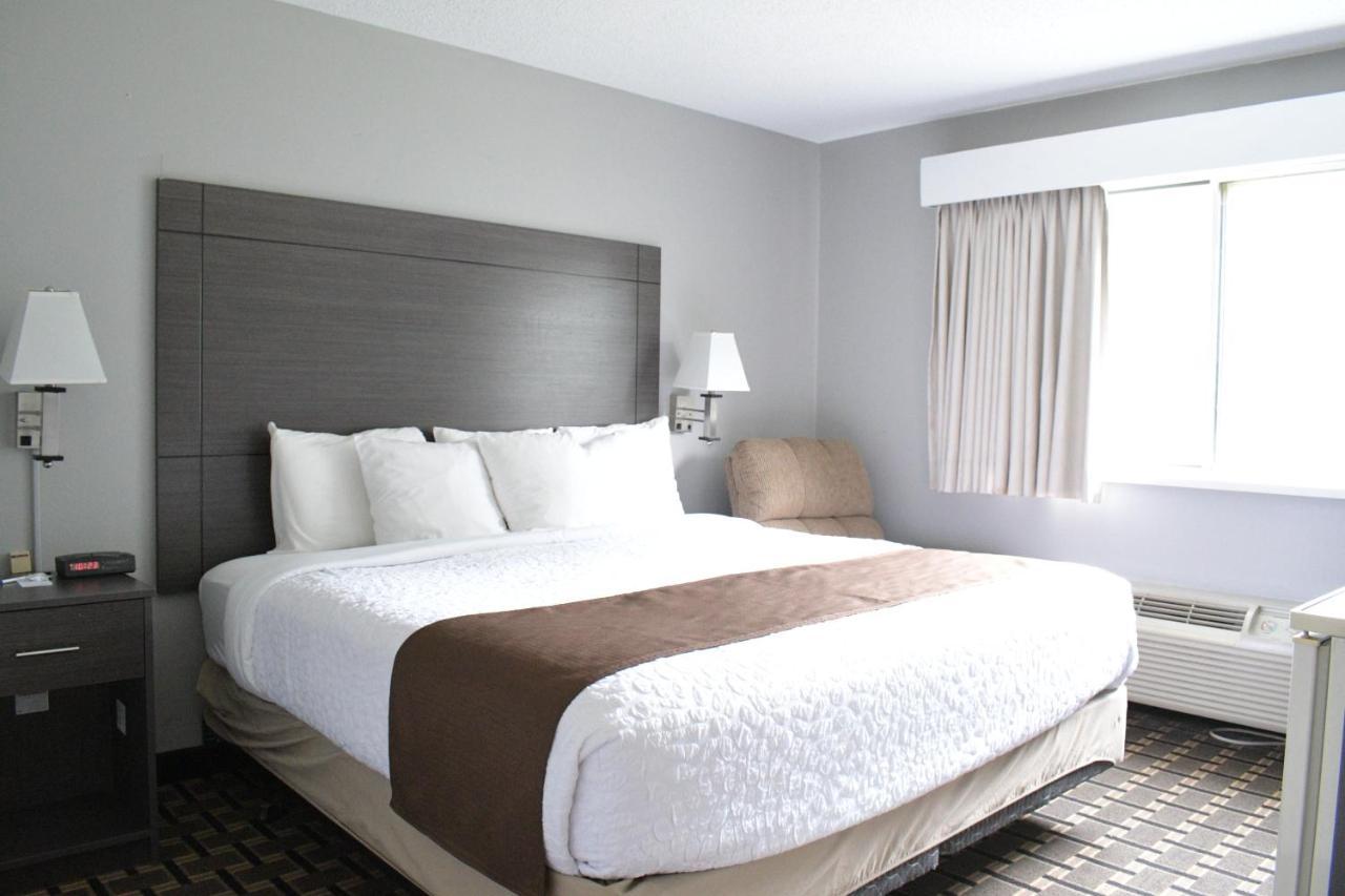 Adams Inn And Suites Екстер'єр фото