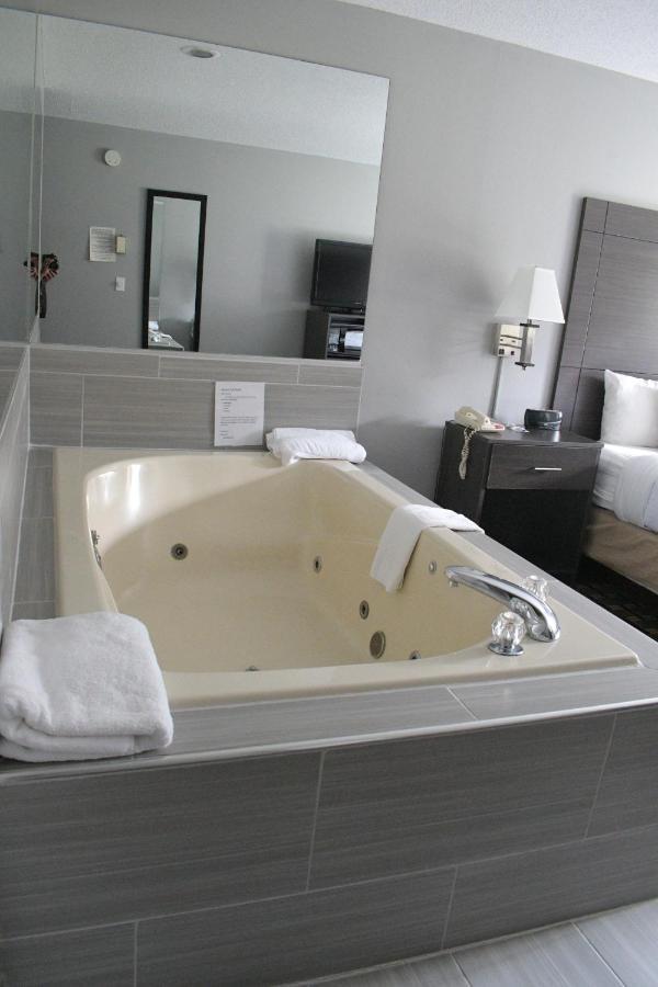 Adams Inn And Suites Екстер'єр фото