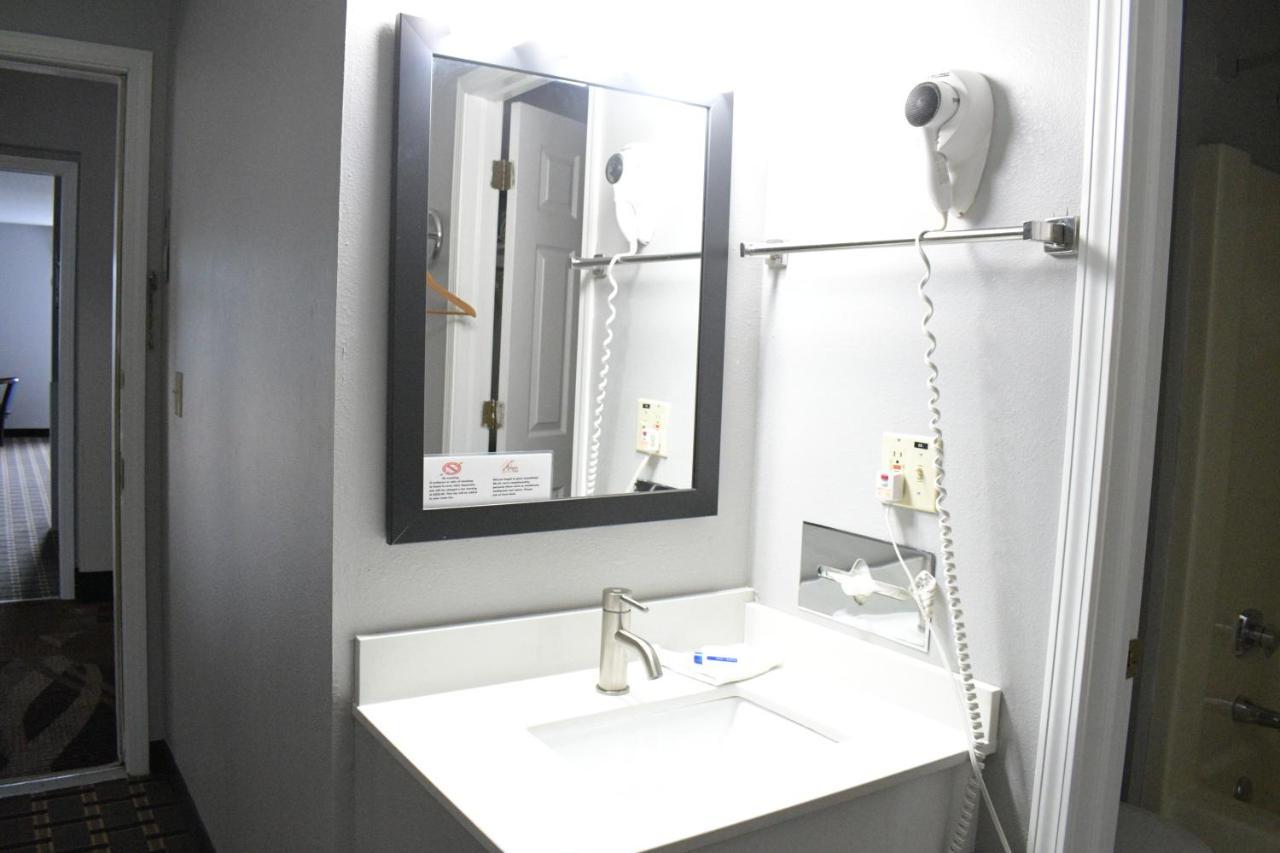 Adams Inn And Suites Екстер'єр фото