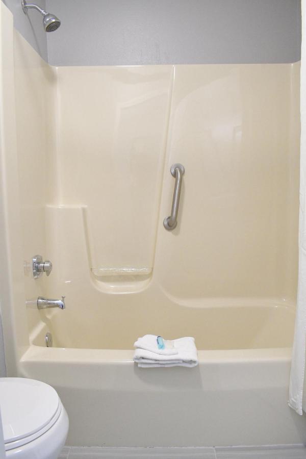 Adams Inn And Suites Екстер'єр фото