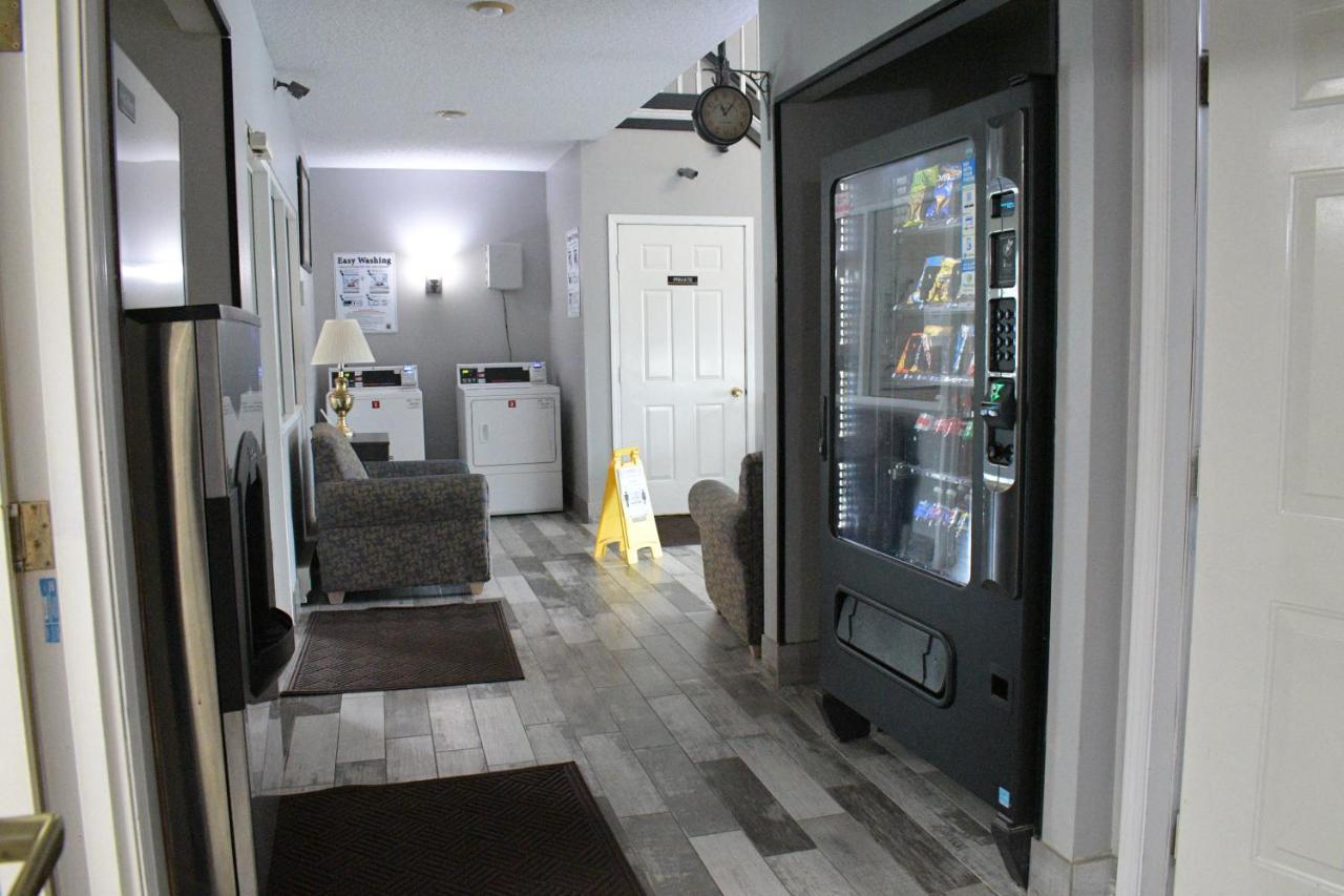Adams Inn And Suites Екстер'єр фото