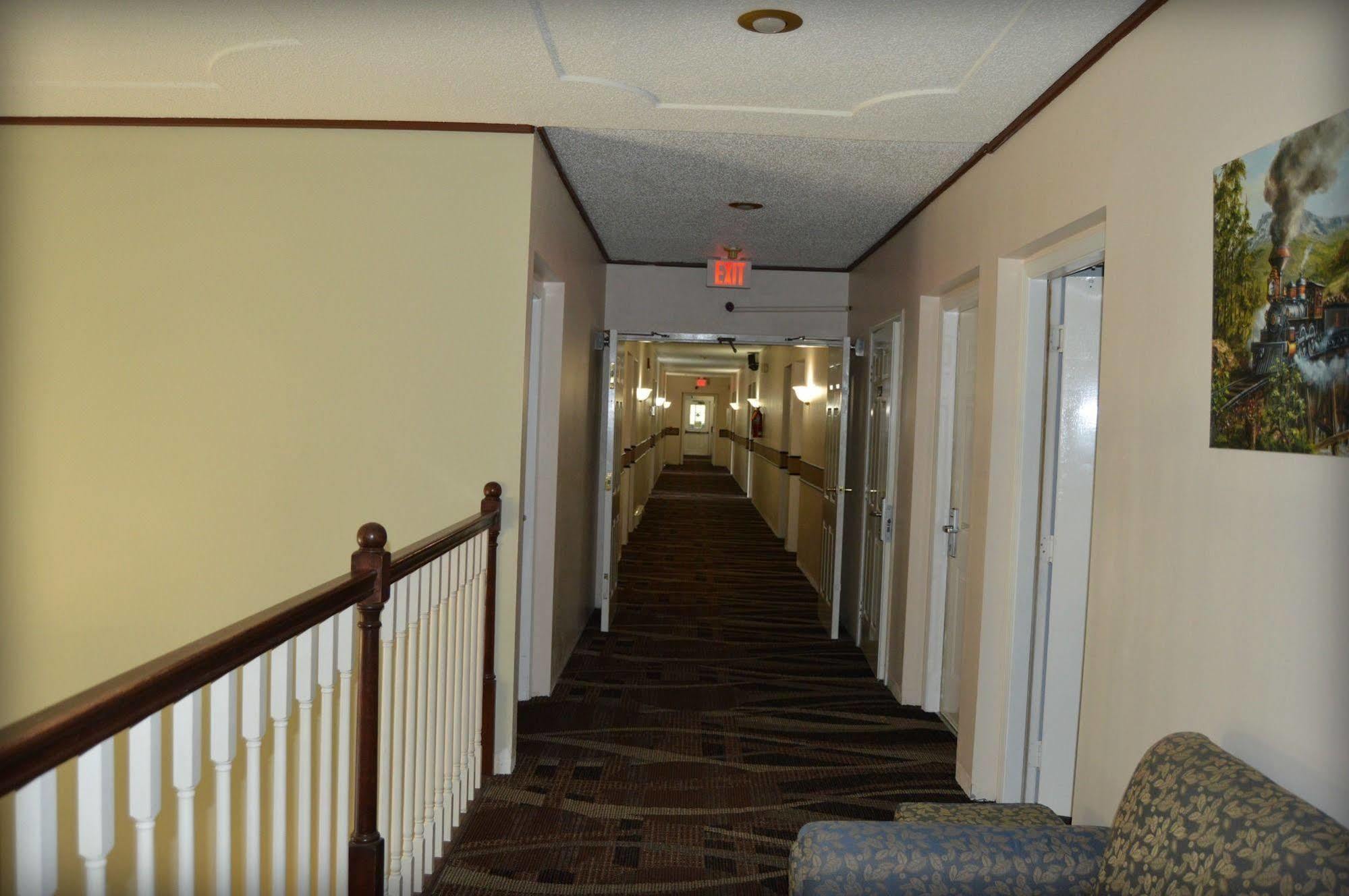 Adams Inn And Suites Екстер'єр фото