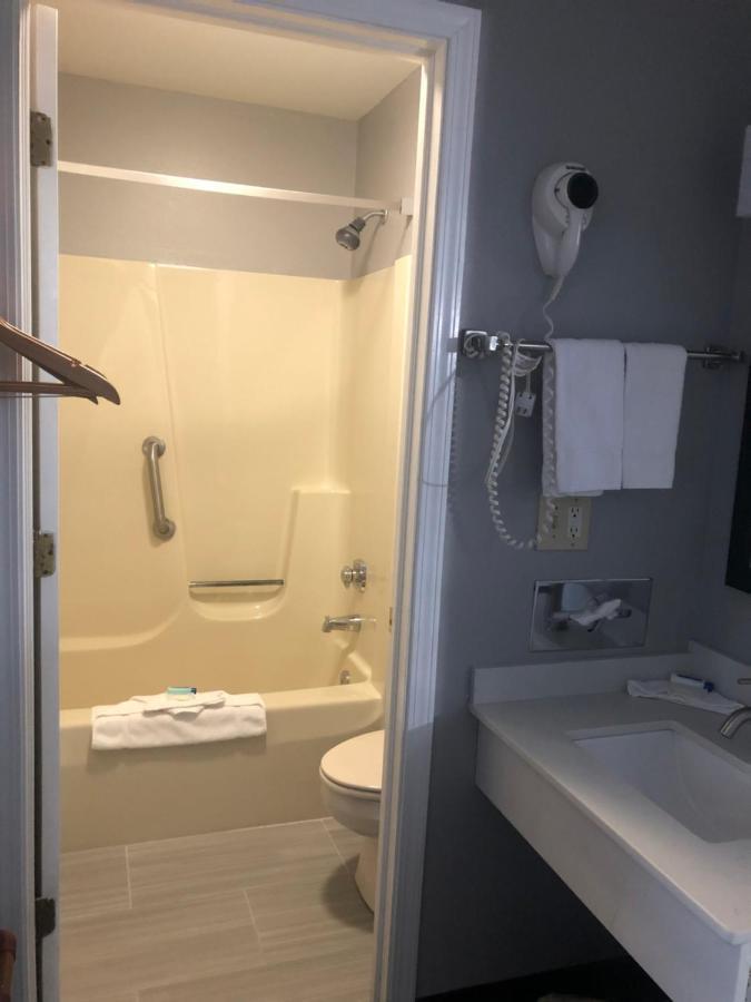 Adams Inn And Suites Екстер'єр фото